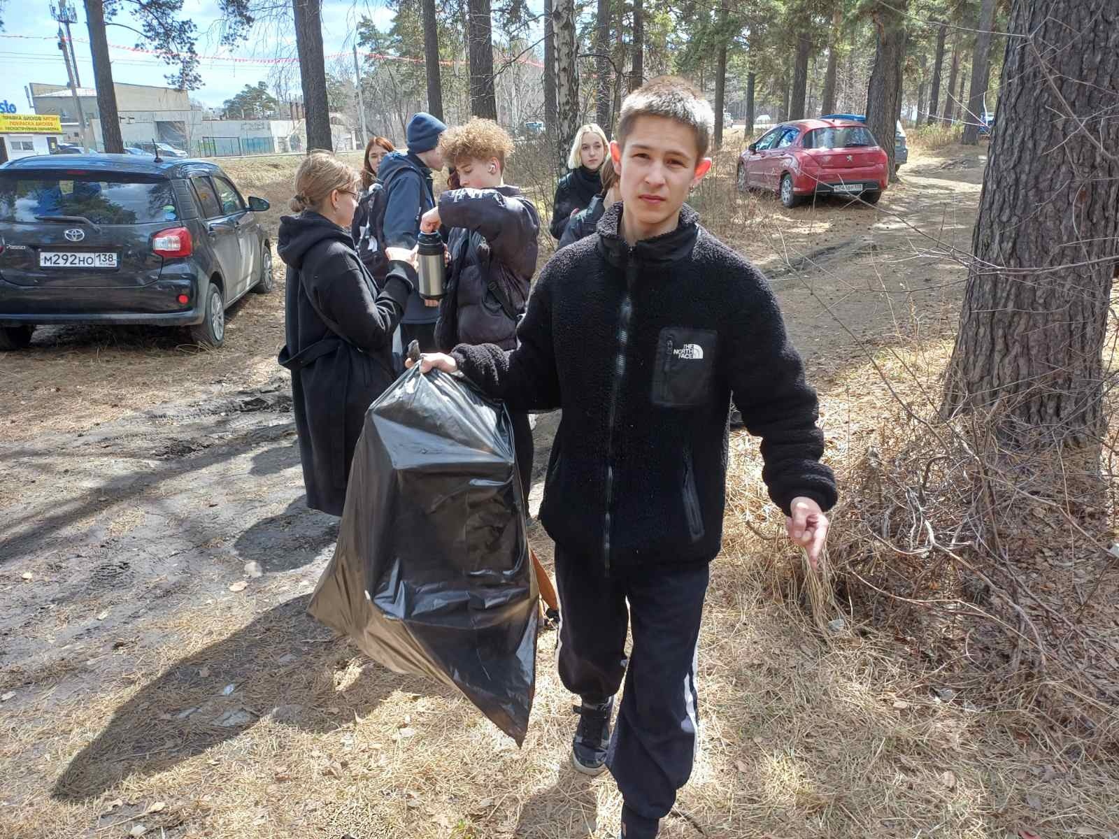 Активисты-волонтеры первичного отделения нашей школы приняли участие в городской акции &amp;quot;Мы за чистый город&amp;quot;..